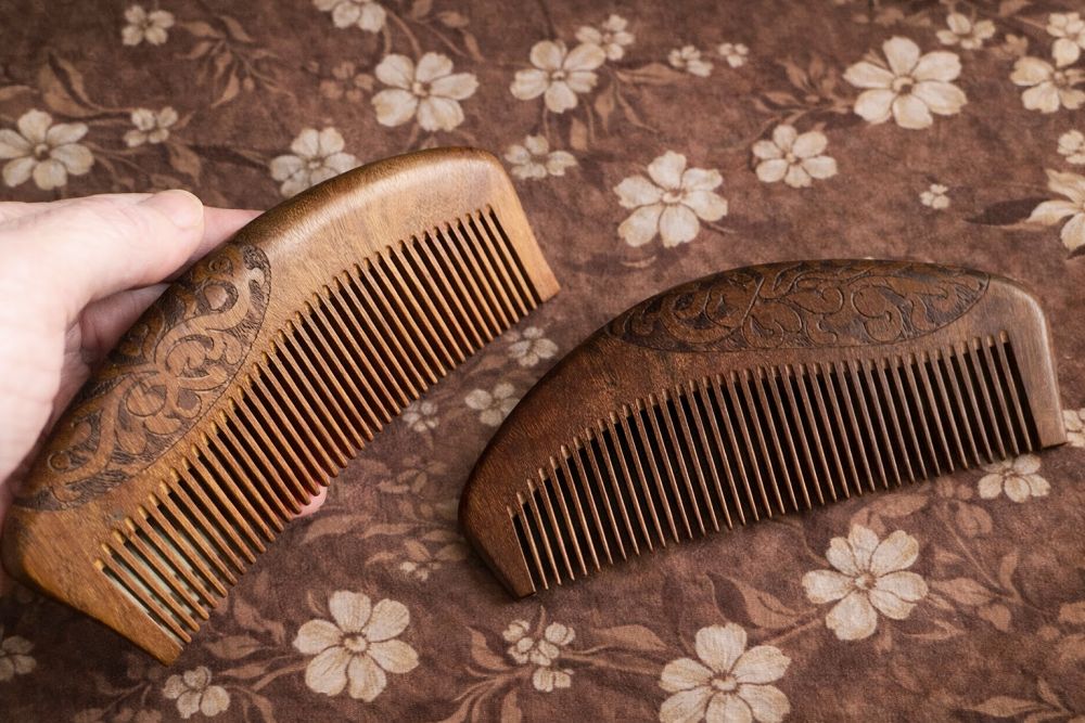 Dřevěný santalový hřeben na vlasy ORNAMENT